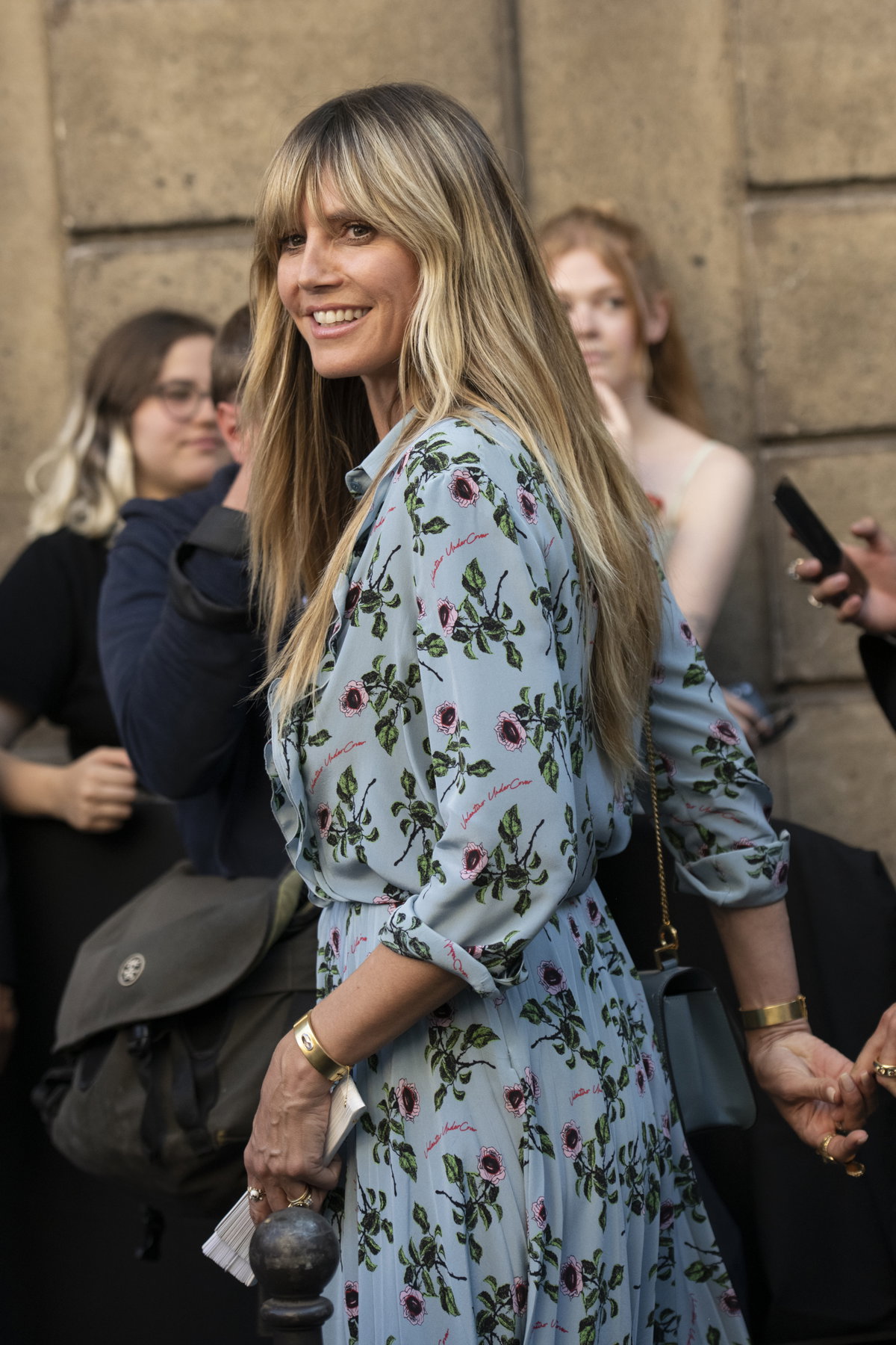 Heidi Klum in einem gemusterten Kleid