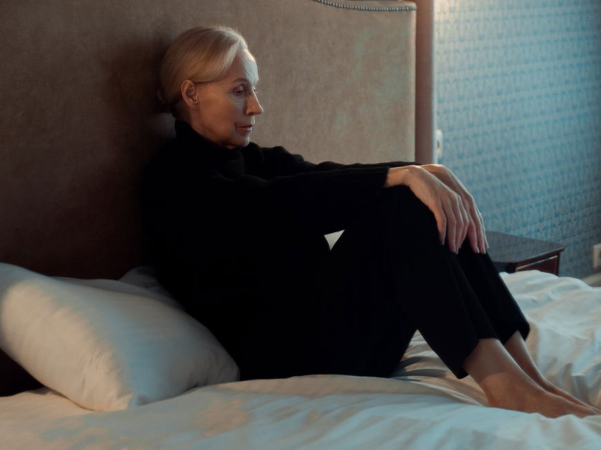 Traurige Frau sitzt auf dem Bett