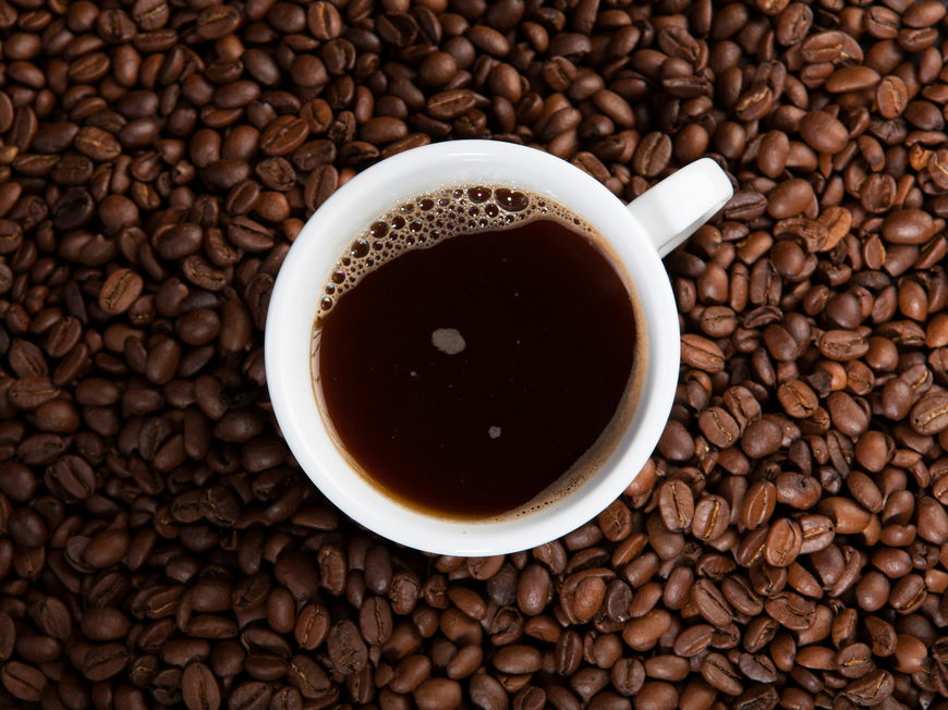 Kaffeetasse und Kaffeebohnen