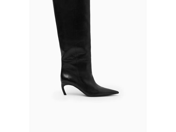Ein hochwertiger Klassiker aus echtem Leder ist der kniehohe Stiefel mit Kitten Heel von Cos. Für ca. 350 Euro findest du das Modell im Onlineshop.