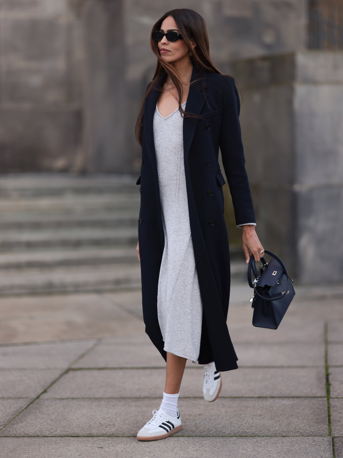 Jill Asemota mit Kleid und Sneakern