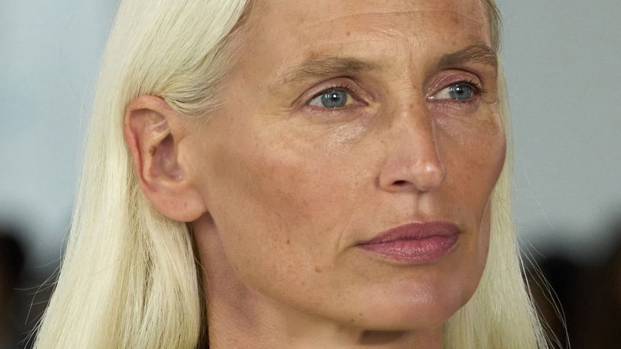 Dieses Serum mit Retinol polstert Falten merkbar auf 