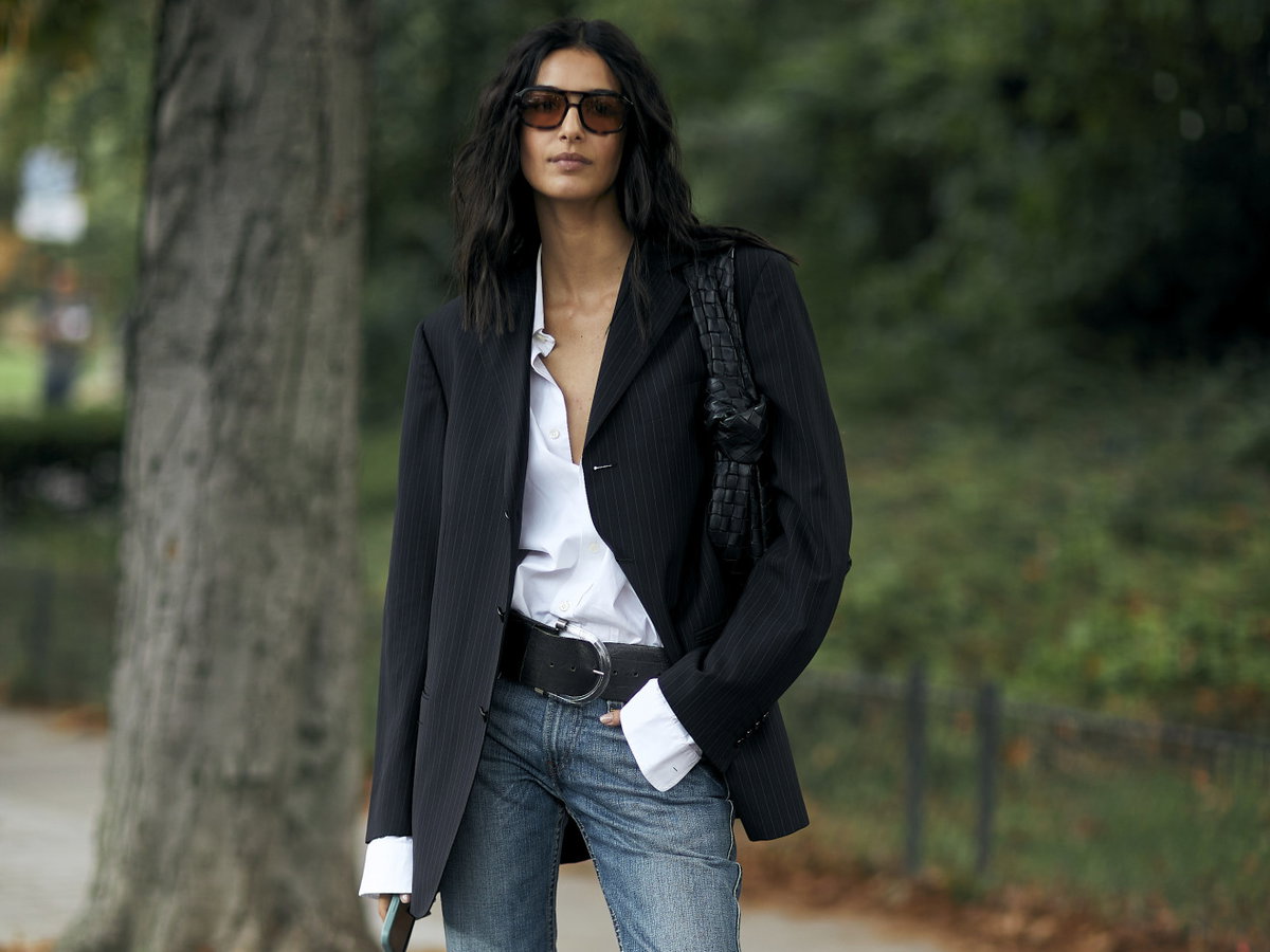 Pariserin mit Bluse und Blazer