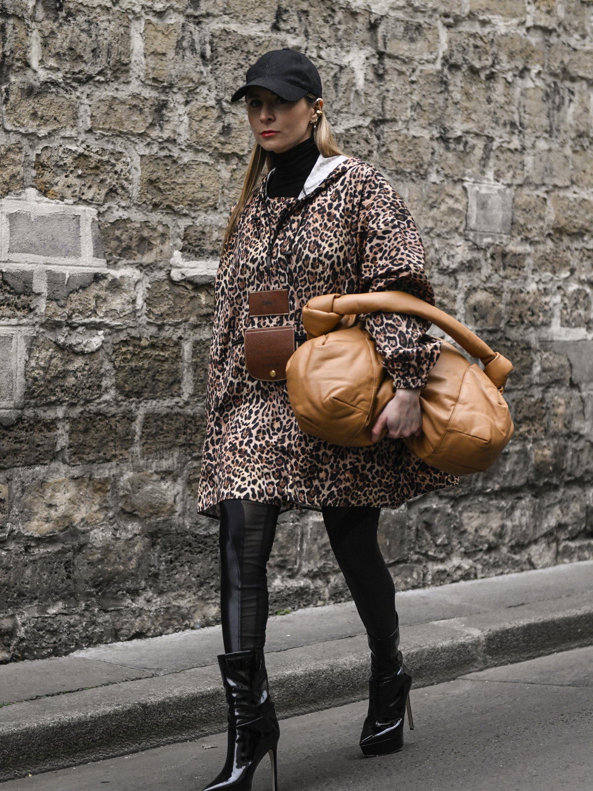 Frau trägt Übergangsjacke mit Leo-Print