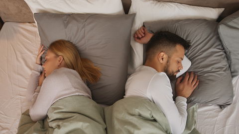 Sleep Divorce: Darum schlafen viele Paare lieber in getrennten Betten