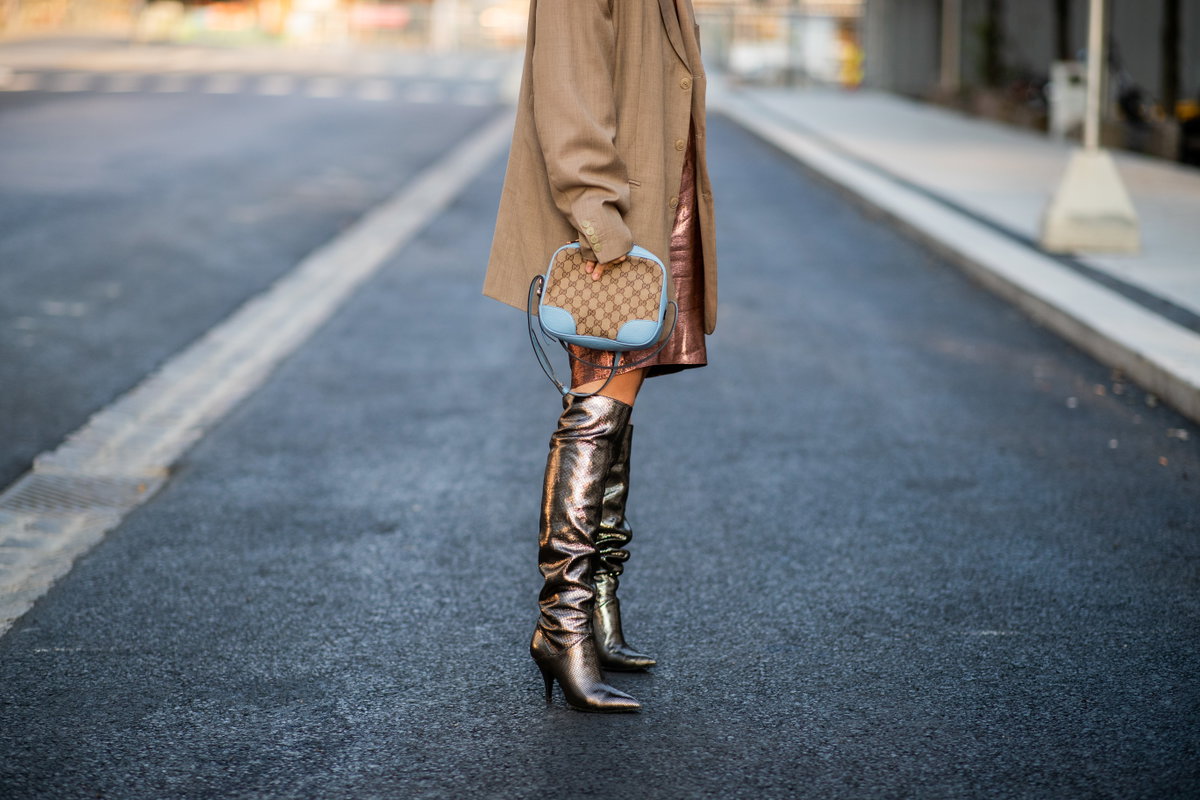 Frau mit Slouchy Stiefel