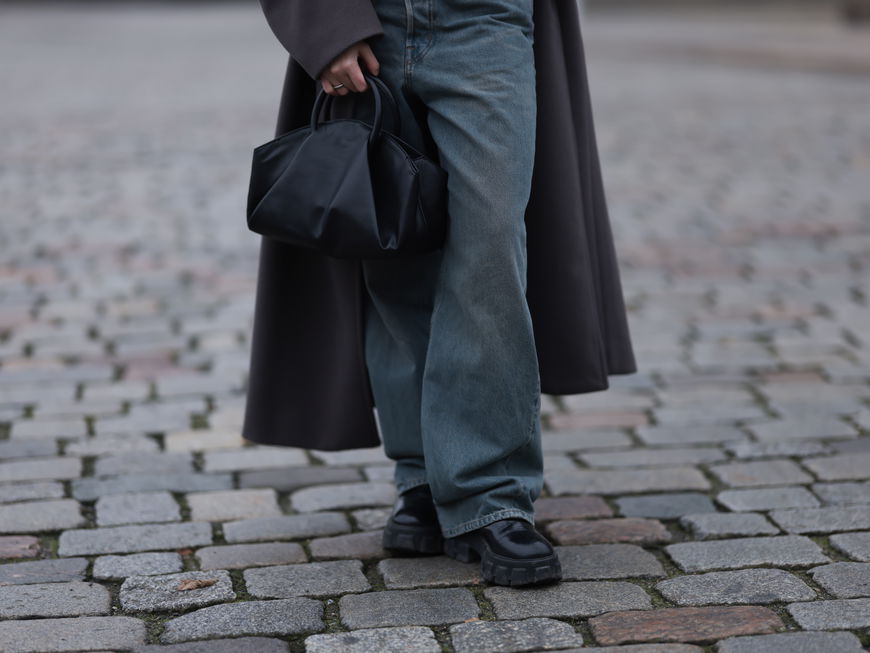 Sophia Geiss trägt Wide Leg Jeans Loafer schwarze Tasche