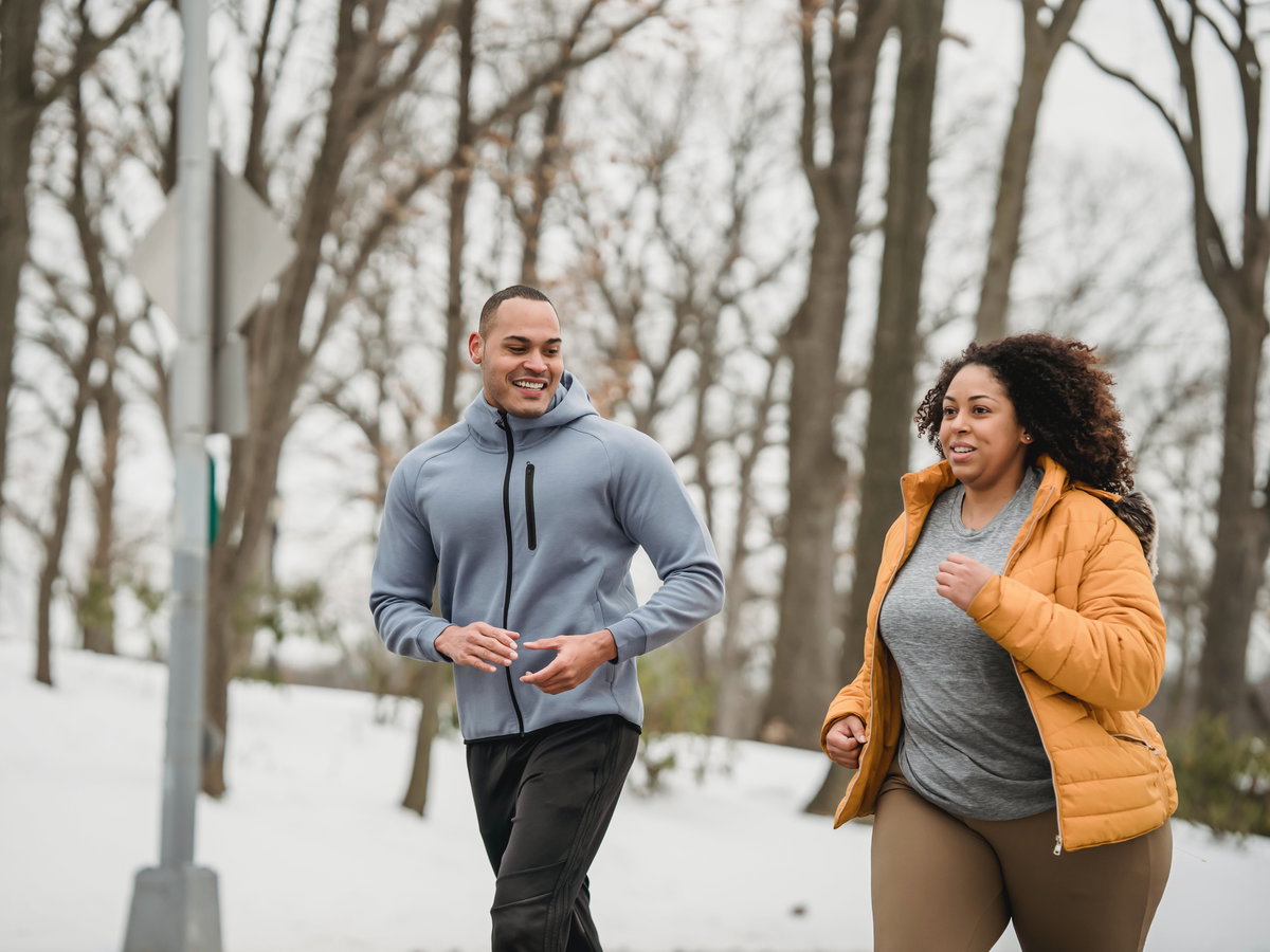 Mann und Frau machen Sport im Winter