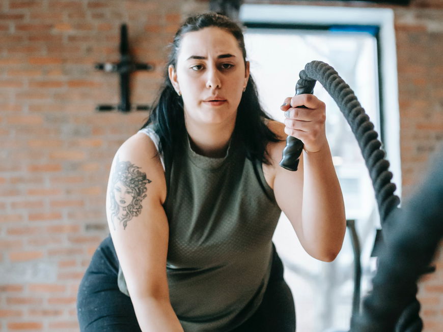 Frau macht Sport im Fitnessstudio