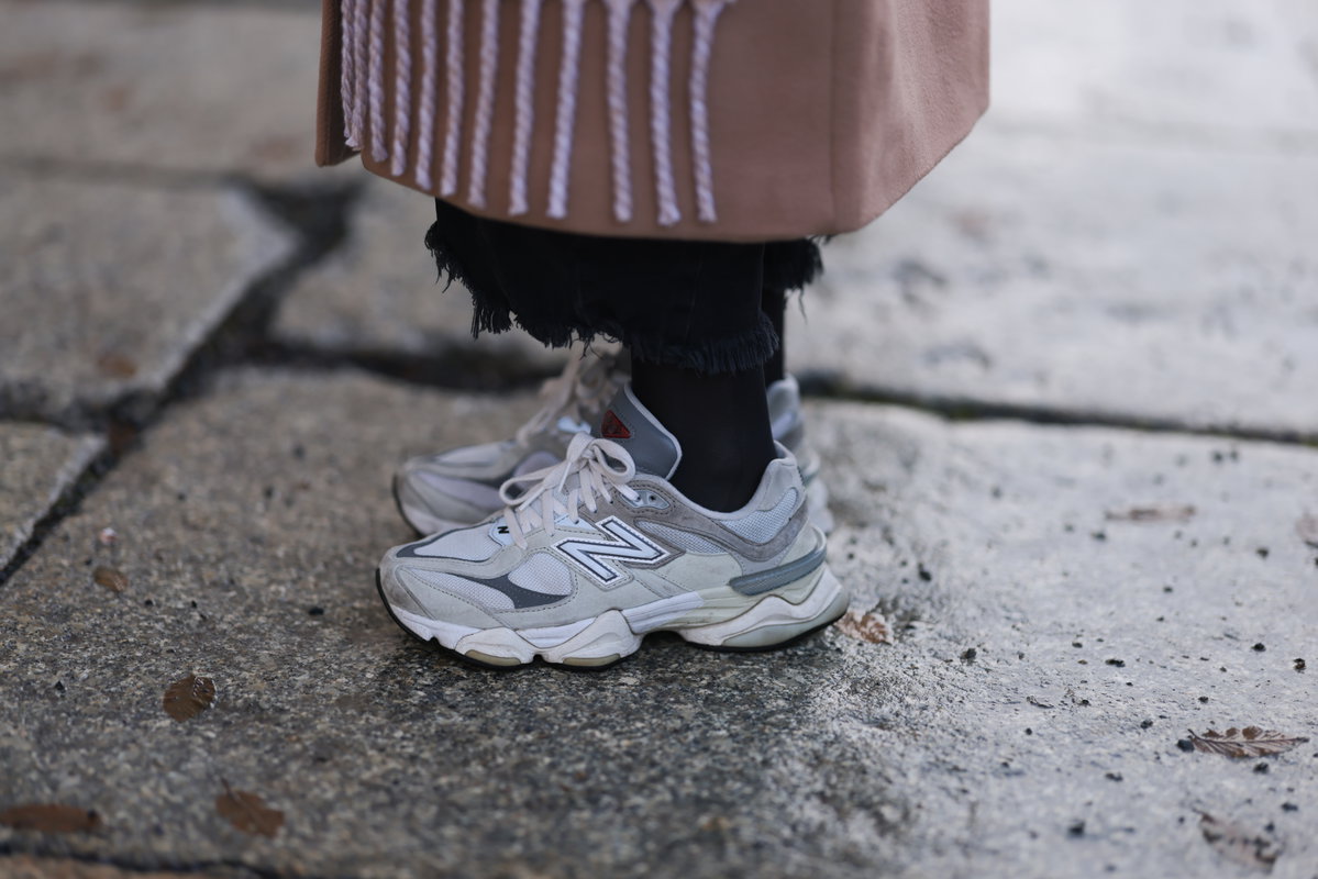 Weiße Turnschuhe mit grauen Details