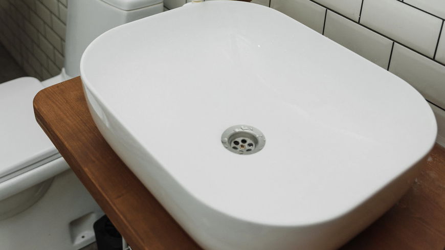 3 wirksame Hausmittel gegen einen stinkenden Abfluss