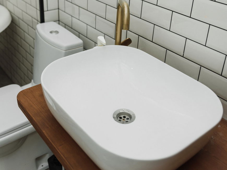 Aus dem Waschbeckenabfluss können unangenehme Gerüche aufsteigen.