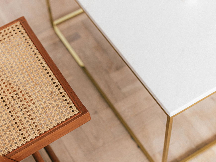 Marmor-Tisch und Rattan-Stuhl