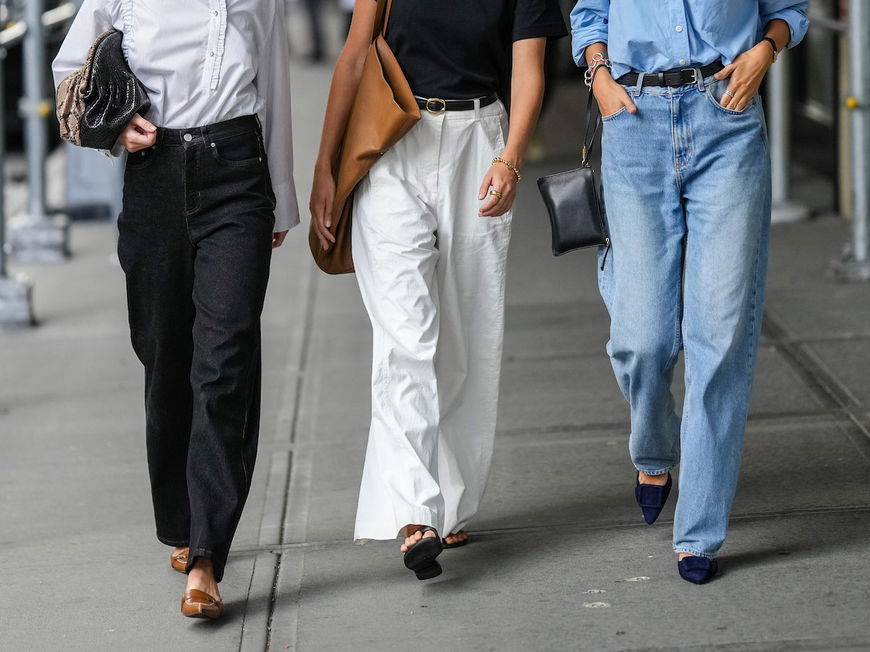 Drei Frauen tragen Jeans