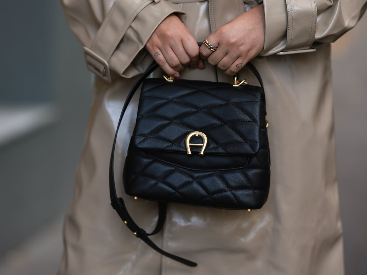 Frau trägt Aigner-Tasche