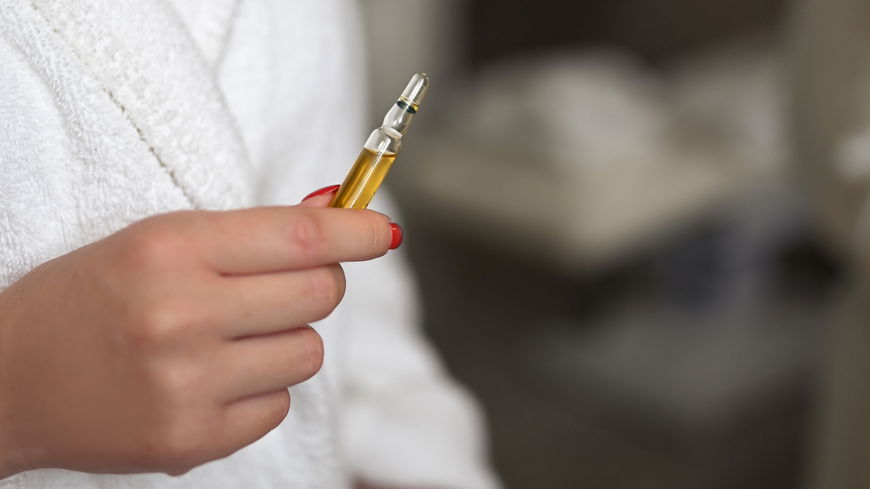 Dank diesen Drogerie-Ampullen sieht die Haut direkt 7-fach geliftet aus