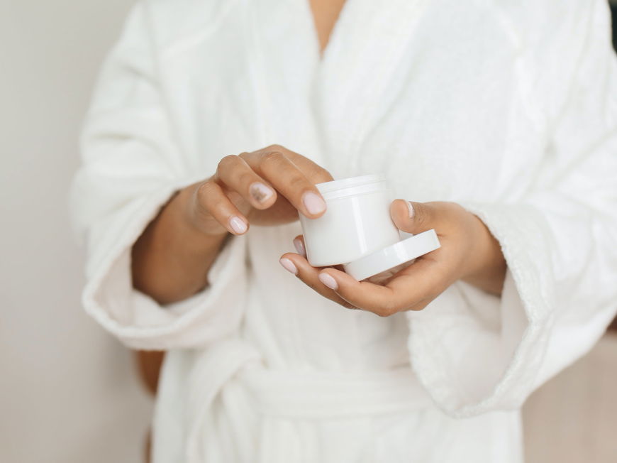 Diese eine 9-Euro Creme wirkt wie ein natürliches Facelift