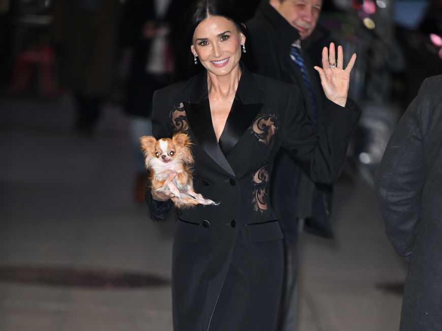 Demi Moore in schwarzem Blazerkleid