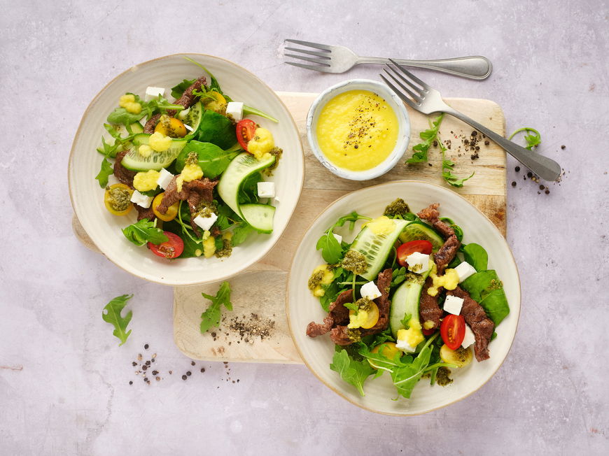 Bunter Salat mit Rinderfilet und Mangodressing
