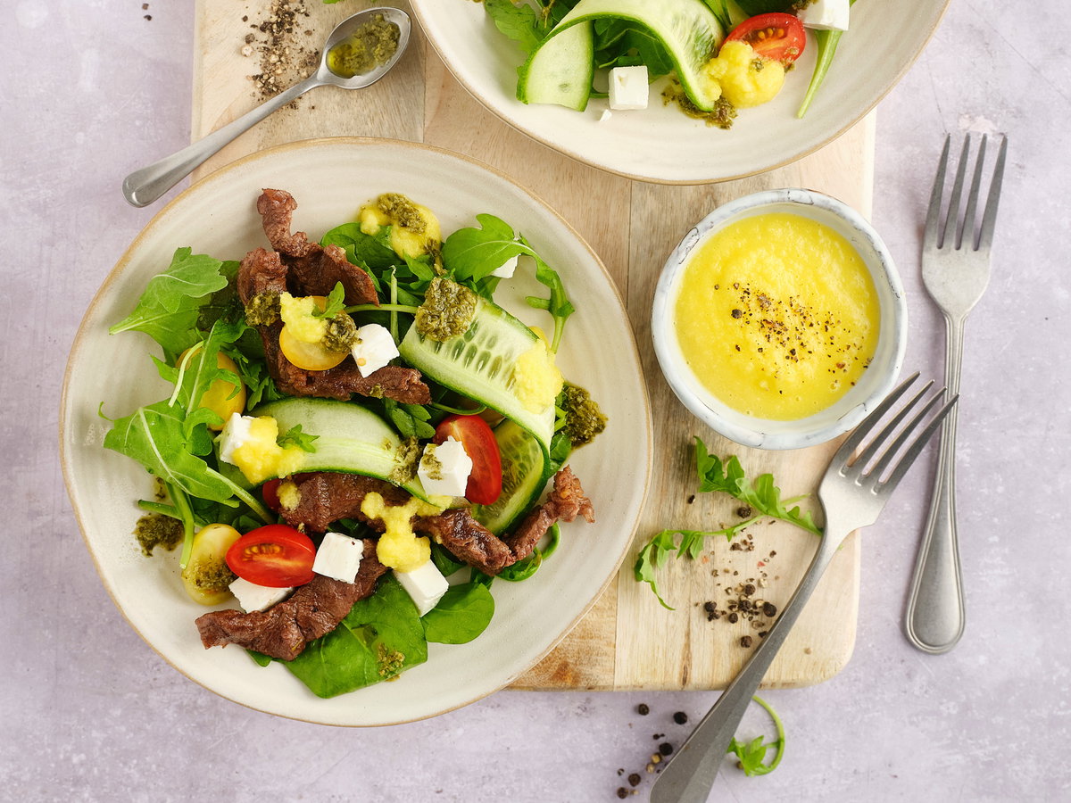 Bunter Salat mit Rinderfilet und Mangodressing
