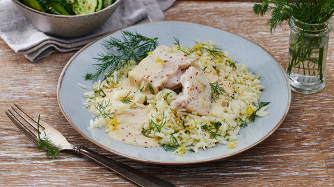 15 Minuten Rezept: Seelachsfilet in Meerettichsahne mit Zitronen-Dill-Reis