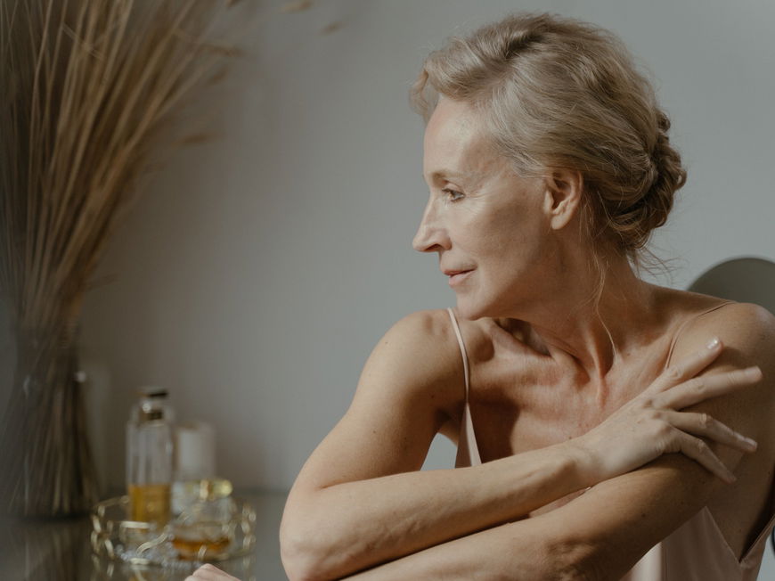 Frauen ab 50: Diese Drogerie-Ampullen sind ein Anti-Aging-Wunder