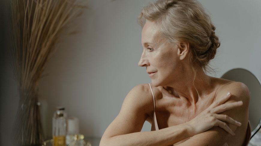 Frauen ab 50: Diese Drogerie-Ampullen sind ein Anti-Aging-Wunder