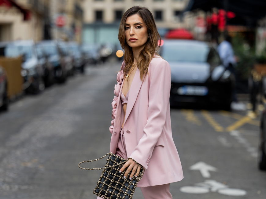 Frau im rosafarbenen Blazer