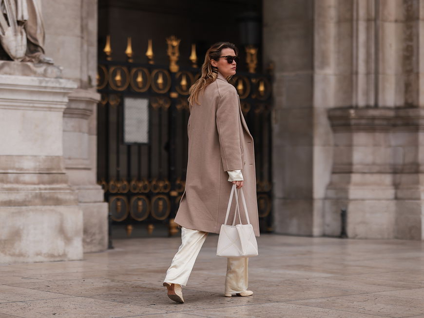 Chloe Lecareux in einem cremefarbenen Outfit