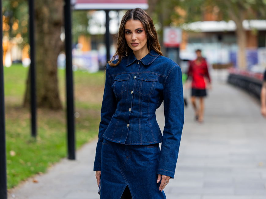 Frau in dunkelblauer JeansjackeDiese Jeansjacke von & Other Stories ist der größte Frühlingstrend – laut Designerin