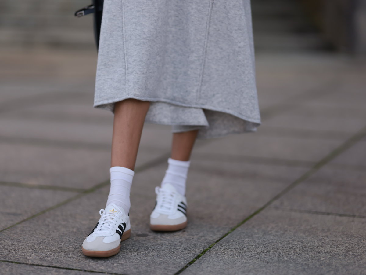 Frau mit Retro-Sneaker von Adidas