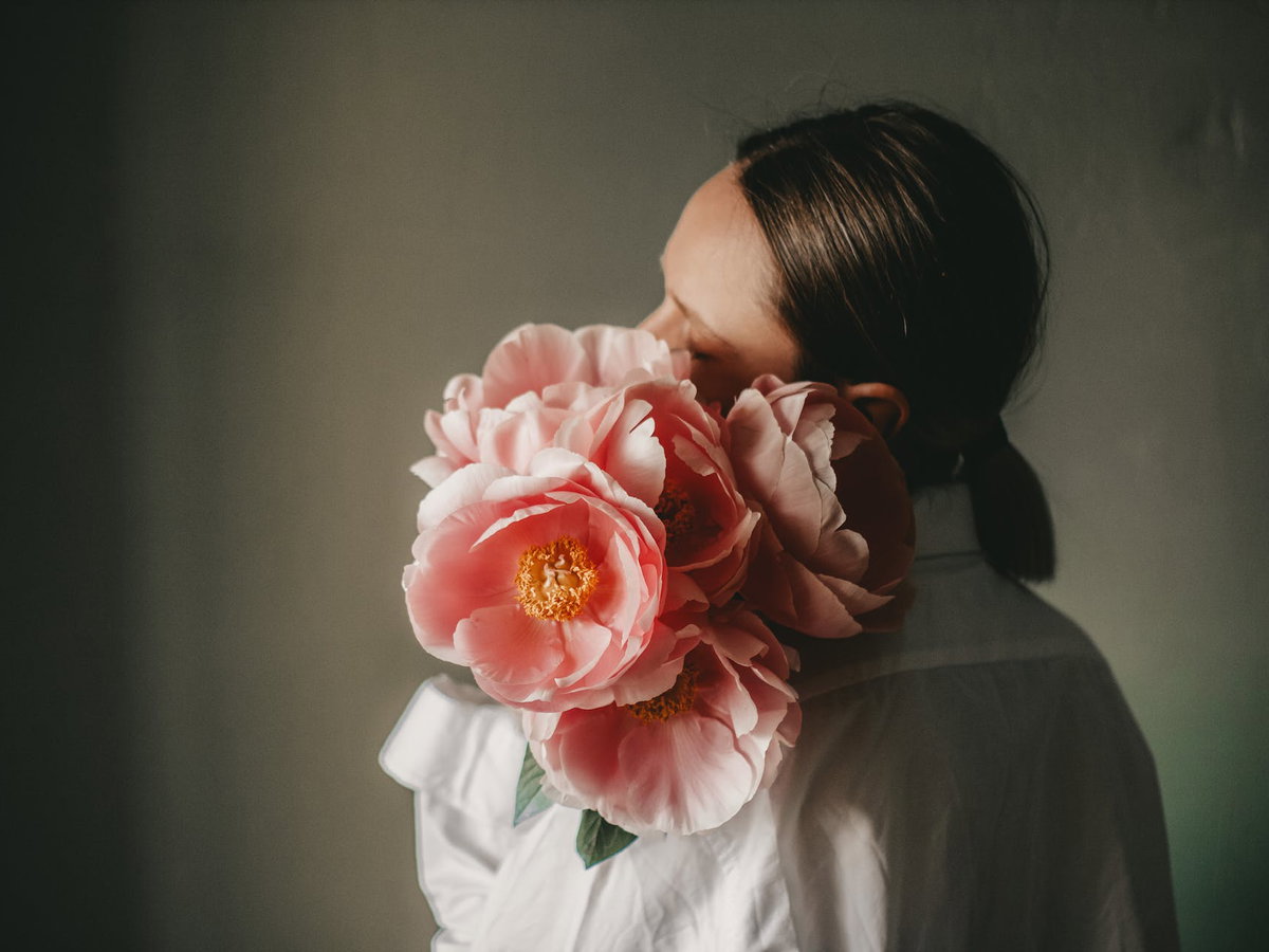 Frau mit schönen Blumen