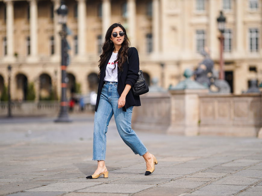Frau trägt Levis-Jeans