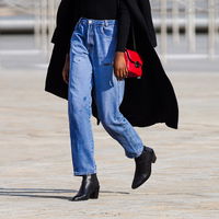 Frauen ab 50 lieben den Slouchy Jeans Trend