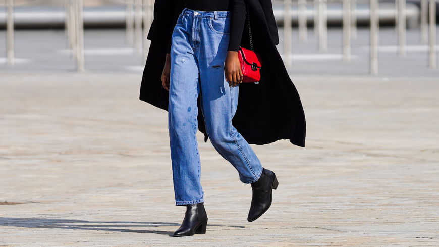 Frauen ab 50 lieben den Slouchy Jeans Trend