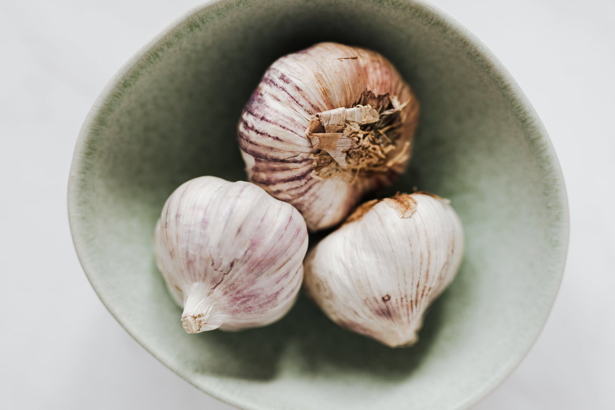 Knoblauch in Schüssel