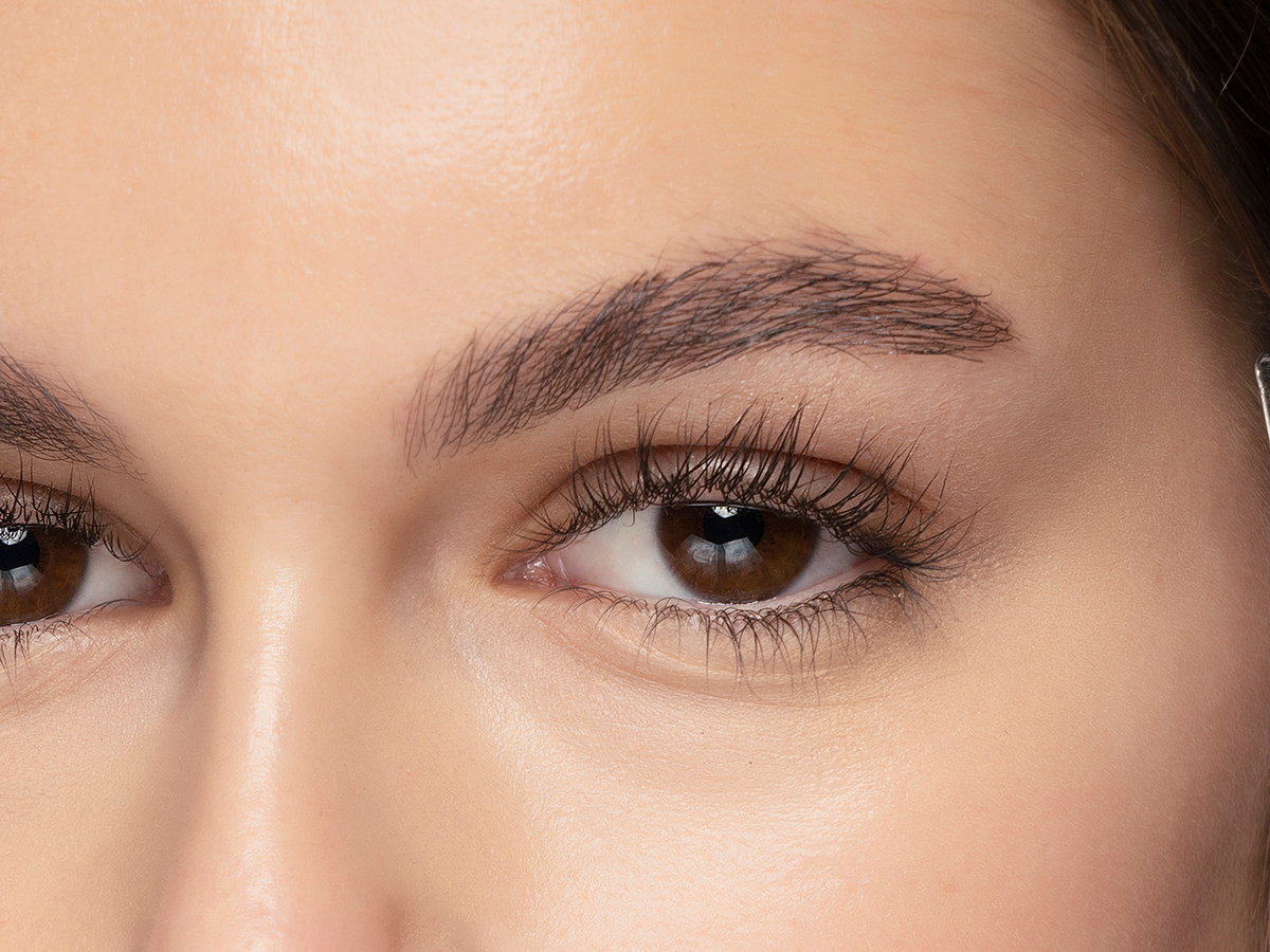 Für Wow-Lashes kommt es nicht nur auf die richtige Wimpernzange an, sondern auch auf die richtige Mascara, die unsere Lashes in Höhe katapultiert.