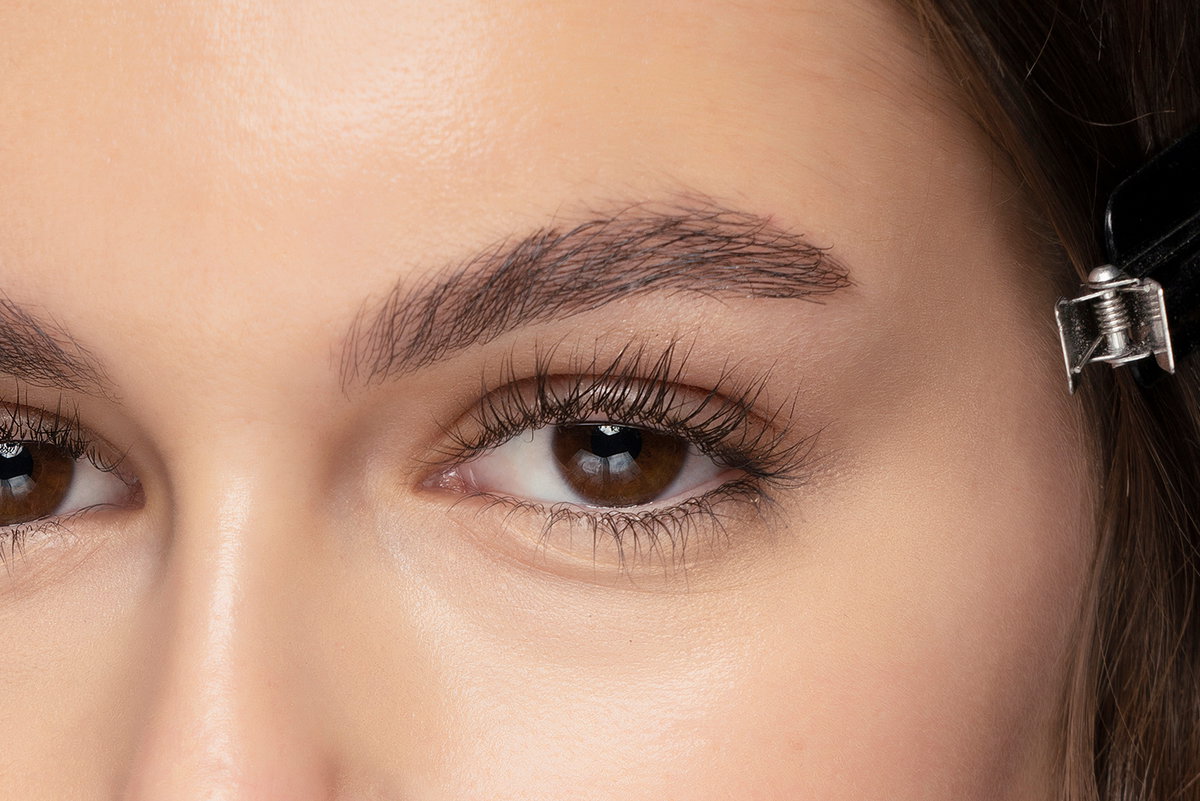 Für Wow-Lashes kommt es nicht nur auf die richtige Wimpernzange an, sondern auch auf die richtige Mascara, die unsere Lashes in Höhe katapultiert.