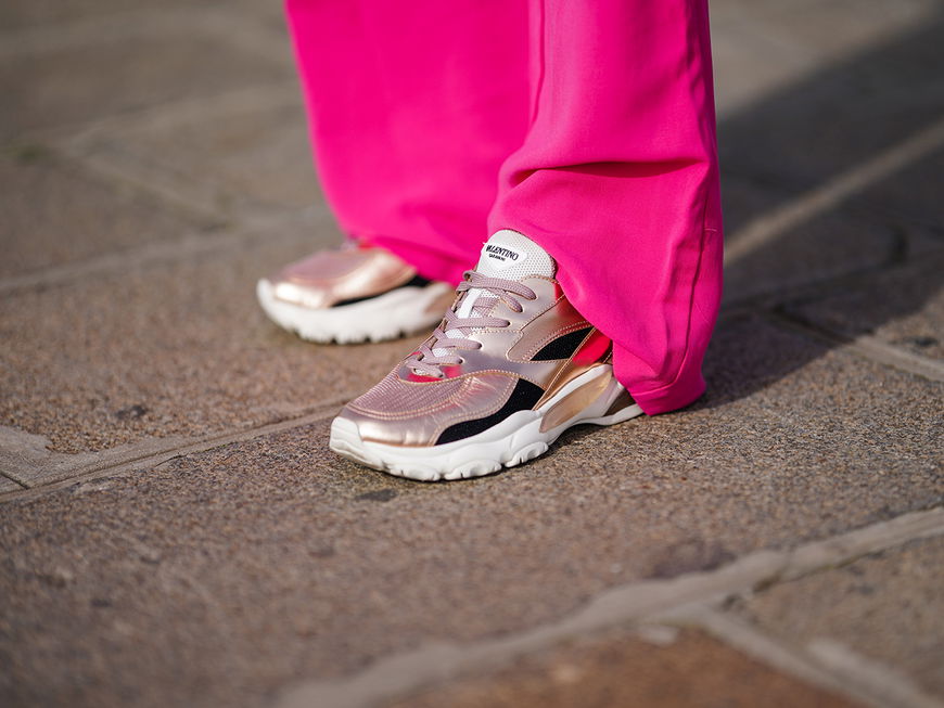 Frau in pinken Sneakern