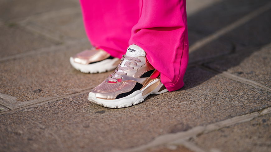 Statt Schwarz: 3 farbige Schuhe mit flacher Sohle von Tamaris liegen im Trend