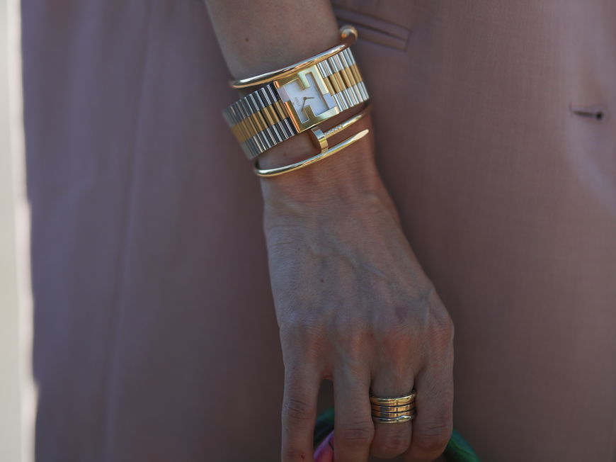 Frau trgät Armreif, Uhr und Ring