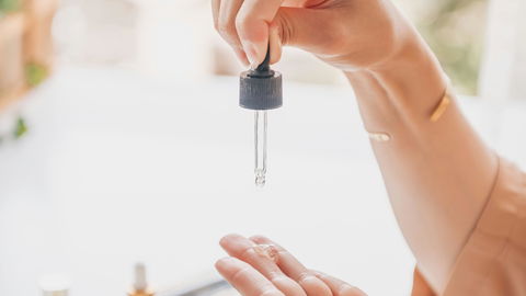 Drogerie: Dieses 5-Euro-Serum von Rossmann kann sogar mit Luxus-Produkten mithalten
