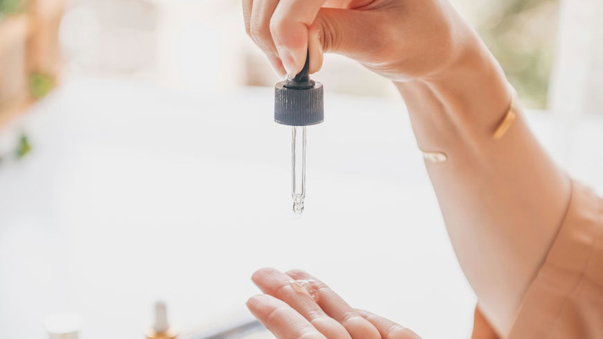 Drogerie: Dieses 5-Euro-Serum von Rossmann kann sogar mit Luxus-Produkten mithalten