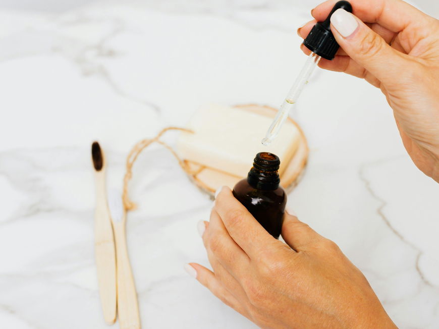 Neu in unserer Hautpflege-Routine ist ein effektives Kaffeeöl-Serum.