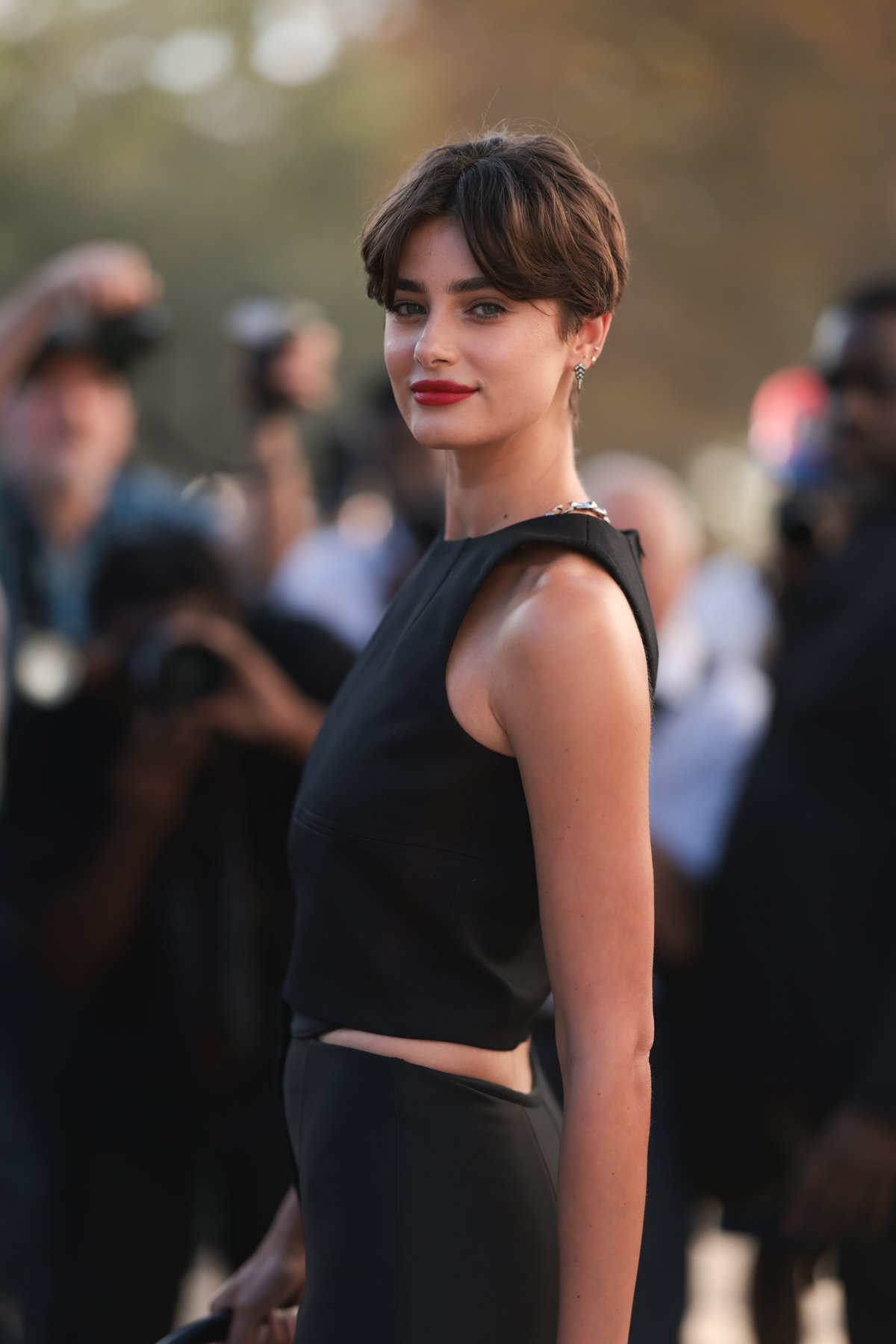 Model Taylor Hill zum Beispiel rockt ihren Pixie-Cut, der ihrem Look Frische einhaucht.