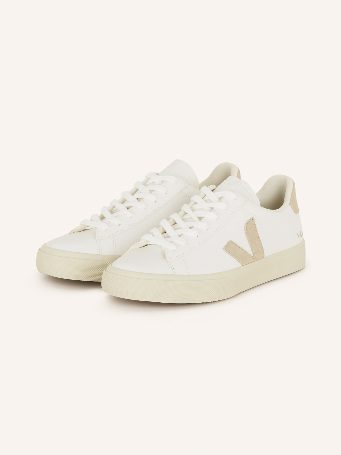 Der Sneaker aus Veloursleder von VEJA passt ausnahmslos zu jedem Look. Bei Breuninger kannst du sie für 150 Euro shoppen.