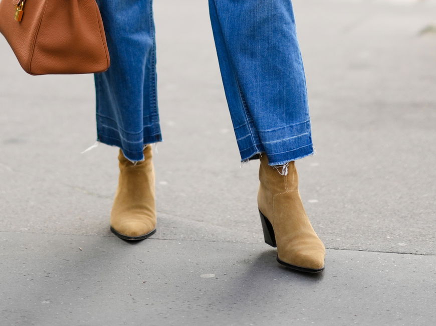 Alexandra Pereira trägt Boots aus Wildleder