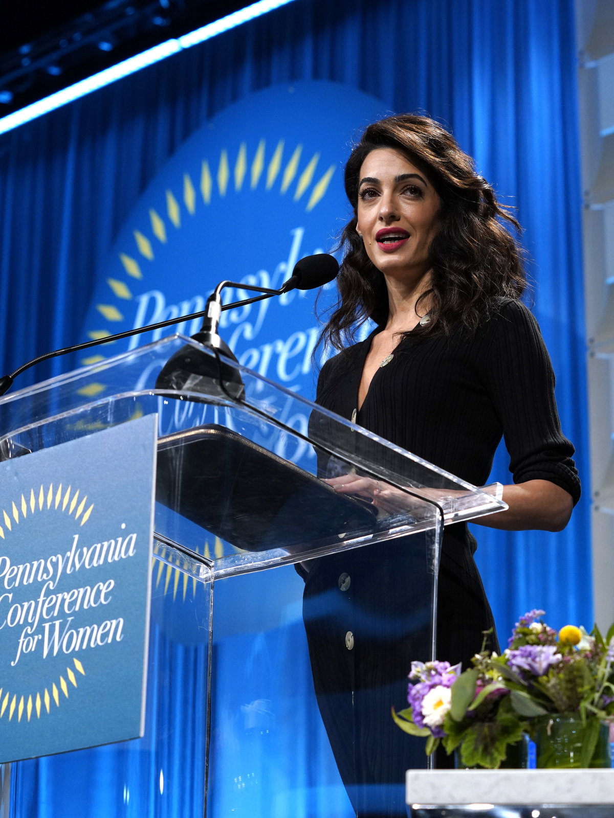 Amal Clooney bei der Konferenz für Frauen