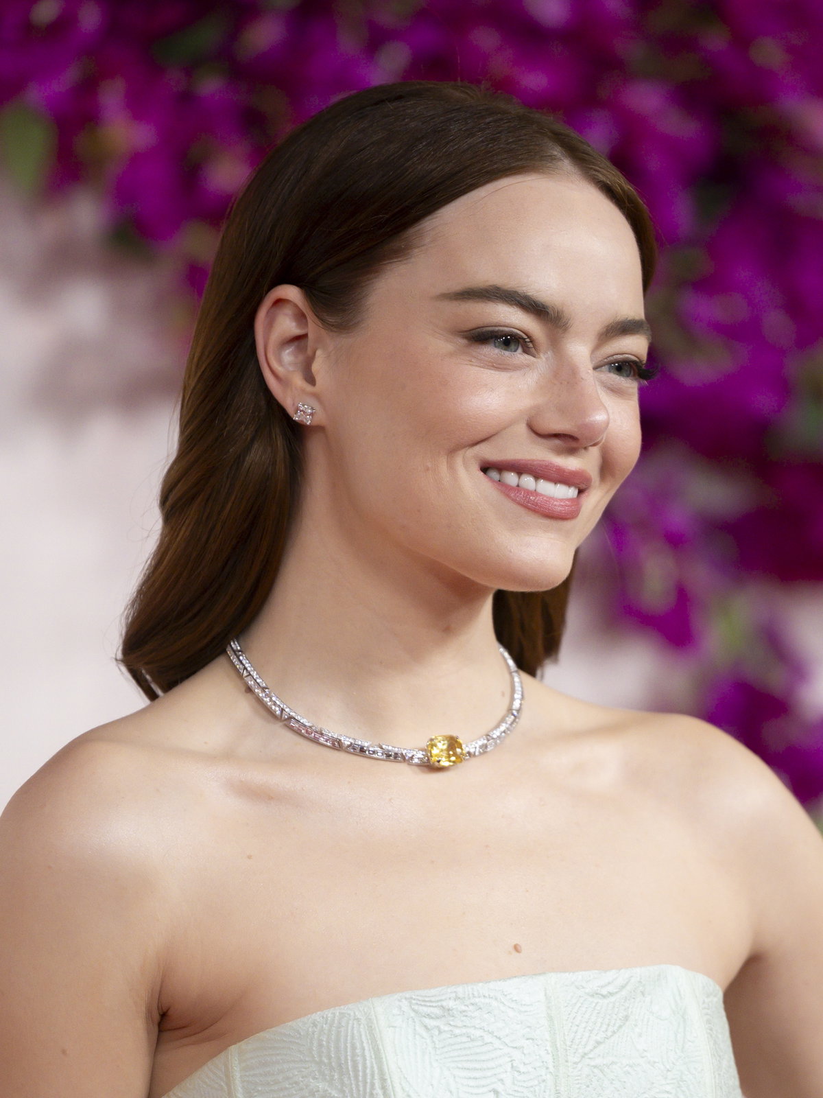 Was sehen wir denn da? Emma Stone zeigt sich bei den Oscars 2024 mit frischer Haarfarbe.