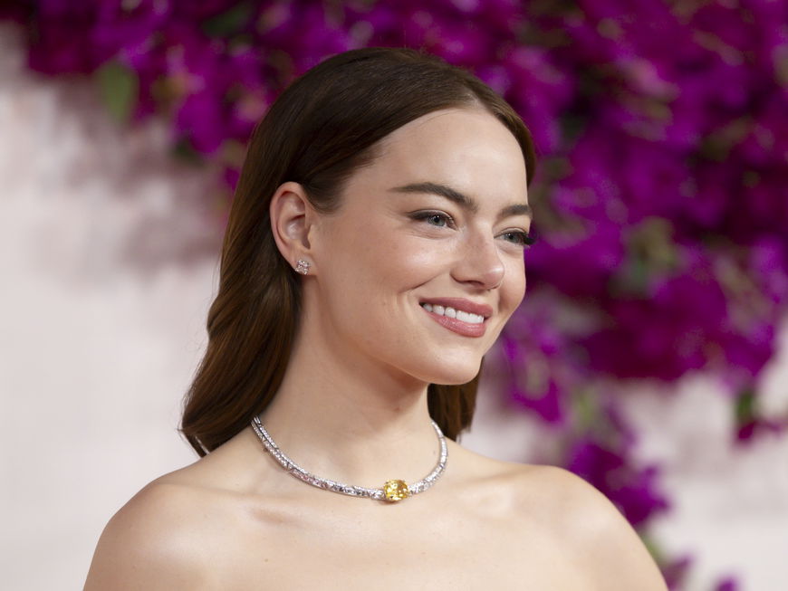 Was sehen wir denn da? Emma Stone zeigt sich bei den Oscars 2024 mit frischer Haarfarbe.